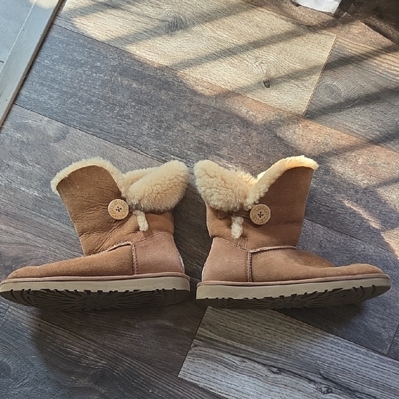 UGG Tan Winter & Rain Boots with Sheepskin Lining - Picture 1 of 8